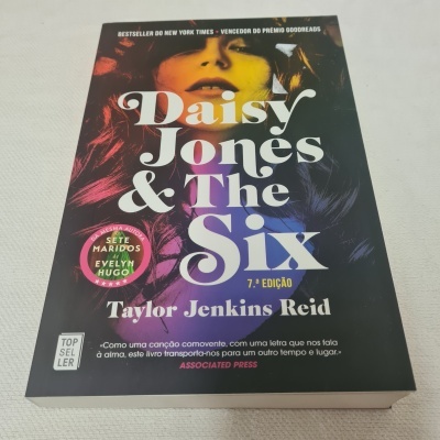 Taylor Jenkins Reid - Daisy Jones & The Six