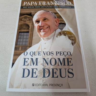 Capa de livro com foto do Papa Francisco e texto em português.