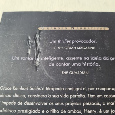 Capa de livro com texto da coleção GRANDES NARRATIVAS e citações em português e inglês, fundo preto com marca visível