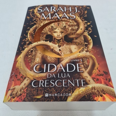 Sarah J. Maas - Casa de Chama e Sombra - Cidade da Lua Crescente 3 (defeito na capa)