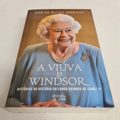 Capa de livro 'A VIÚVA DE WINDSOR' com retrato de mulher idosa com pérolas e vestido azul