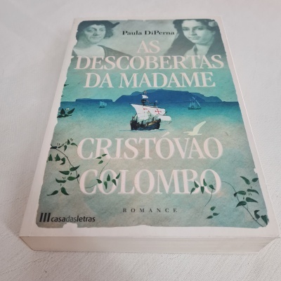 Capa do livro 'As Descobertas da Madame Cristóvão Colombo' com ilustração do mar e dois rostos femininos