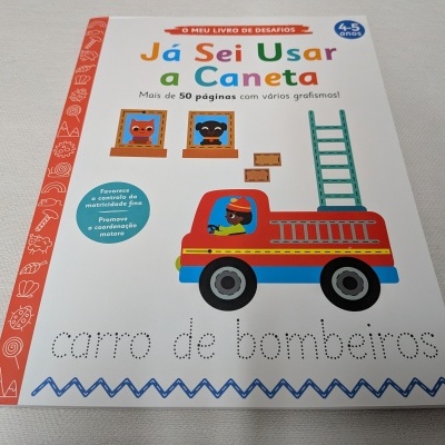 Livro infantil com capa branca e ilustração de camião de bombeiros