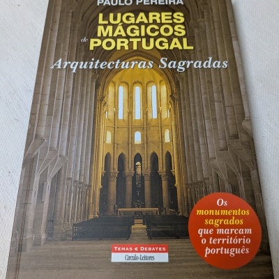 Capa do livro Lugares Mágicos de Portugal - Arquitecturas Sagradas com foto de interior de catedral e texto adicional.