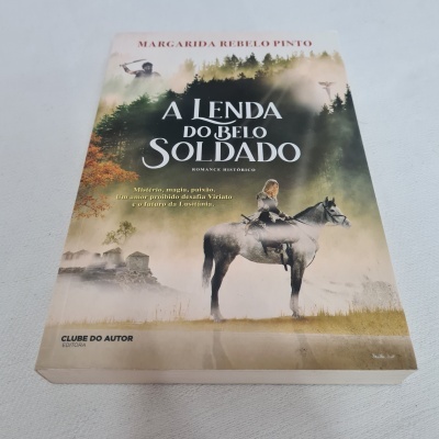 Capa do livro A Lenda do Belo Soldado com figura montada a cavalo