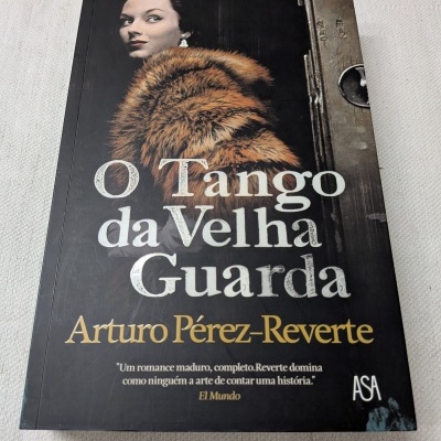 Capa do livro O Tango da Velha Guarda de Arturo Pérez-Reverte com mulher e casaco de pelo