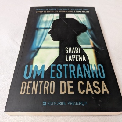 Shari Lapena - Um Estranho Dentro de Casa