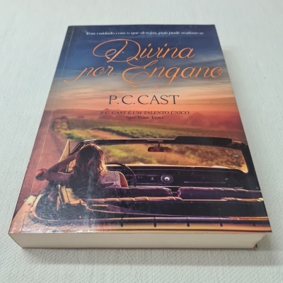 P. C. Cast -  Divina Por Engano