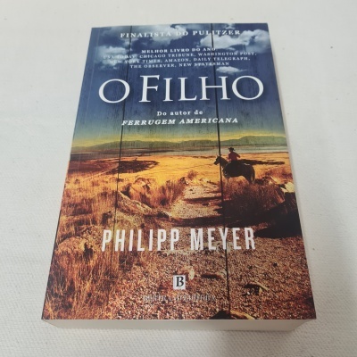 Livro O Filho de Philipp Meyer com capa de paisagem rural e cavaleiro