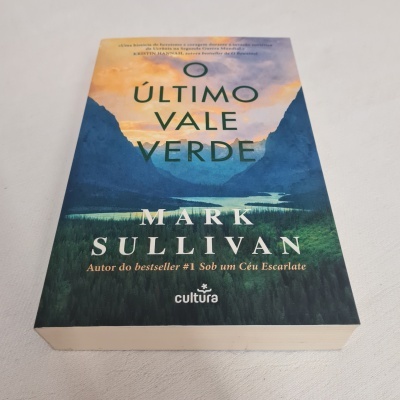 Capa do livro 'O ÚLTIMO VALE VERDE' de Mark Sullivan com ilustração de vale e montanhas
