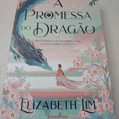 Capa do livro 'A PROMESSA DO DRAGÃO' com ilustração de dragão azul, mulher em kimono vermelho e flores cor-de-rosa.