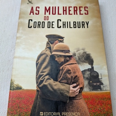 Capa do livro AS MULHERES DO CORO DE CHILBURY com casal abraçado, campo de papoilas, comboio a vapor e aviões no céu.