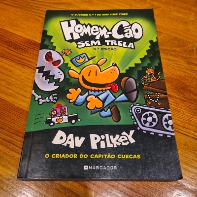 Livro 'Homem-Cão Sem Trela' com ilustração colorida e texto