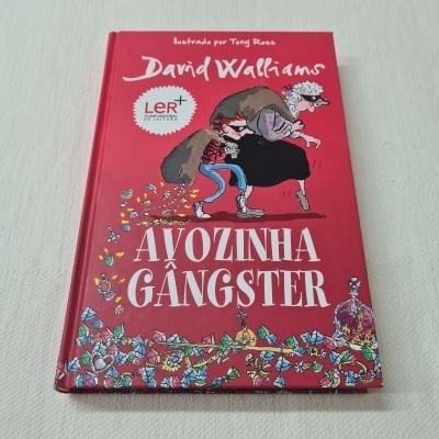 Capa vermelha do livro 'A Vozinha Gângster' de David Walliams com ilustração de senhora e ladrão