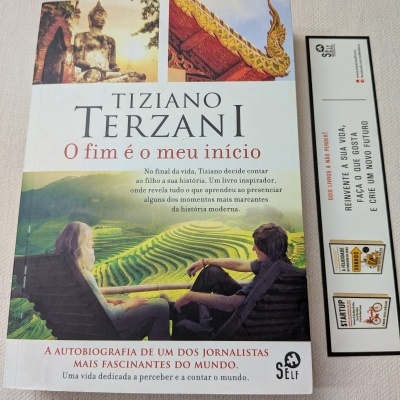 Capa do livro 'O fim é o meu início' de Tiziano Terzani, com imagens de Buda, arquitetura asiática e campos verdes em socalcos.