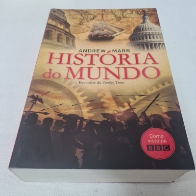 Capa do livro 'HISTORIA do MUNDO' de Andrew Marr com elementos históricos e selo da BBC
