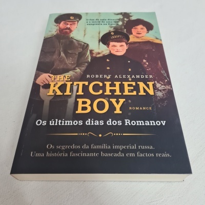 Capa do livro 'The Kitchen Boy' com imagem de três pessoas vestidas com roupas antigas