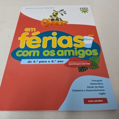 Livro escolar em português para o 4.º para 5.º ano com várias disciplinas, cor vermelha e azul.