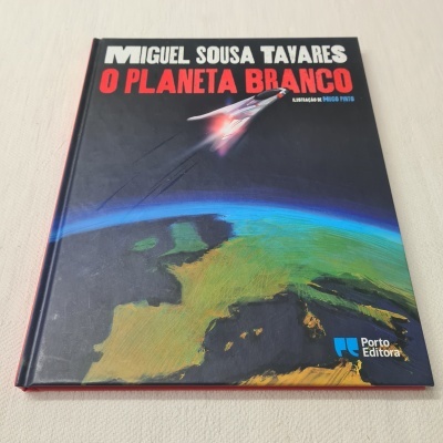 Livro 'O PLANETA BRANCO' com ilustração de um planeta Terra e um foguete a descolar