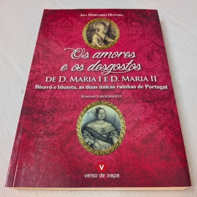 Capa de livro vermelho com imagens antigas e texto em branco