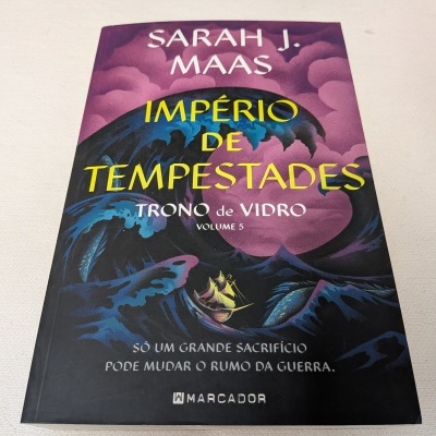 Capa do livro Império de Tempestades de Sarah J. Maas com dragão e coroa