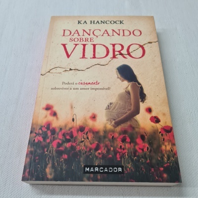 Capa de livro 'Dançando sobre Vidro' com imagem de mulher grávida num campo de papoilas
