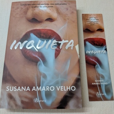 Capa do livro 'Inquieta' com imagem de rosto e fumaça e marcador de página correspondente