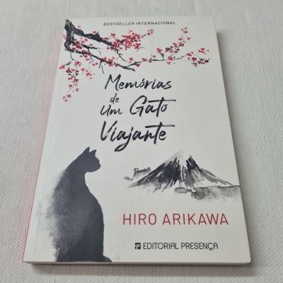 Capa de livro Memórias de um Gato Viajante com ilustrações de gato, montanha e flores