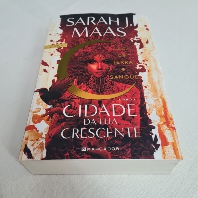 Sarah J. Maas - Casa de Terra e Sangue – Cidade da Lua Crescente 1 (defeito na capa)