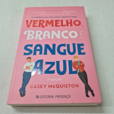 Livro capa rosa titled Vermelho, Branco e Sangue Azul com ilustrações de dois homens