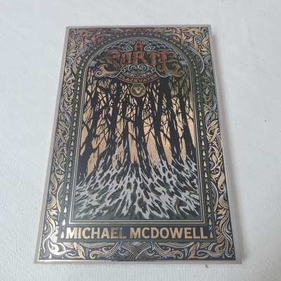 Capa do livro A Sorte Sem Sorte com arte de floresta sombria e detalhes dourados