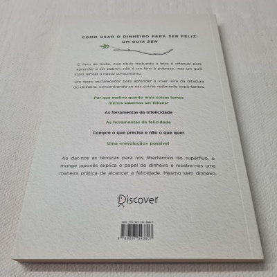 Traseira de livro branco com texto em português e logotipo Discover