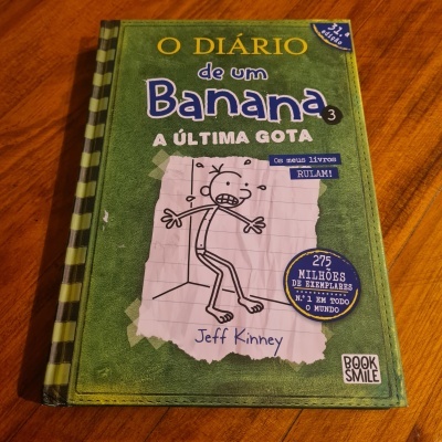 Capa de livro verde com título 'O Diário de um Banana 3 A Última Gota' e ilustração de personagem