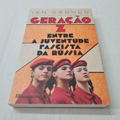 Capa de livro com foto de três jovens uniformizados e texto em destaque.