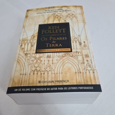 Ken Follett - Os Pilares da Terra Edição Especial e limitada (defeito na capa)