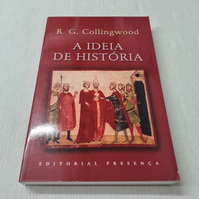 Capa do livro 'A IDEIA DE HISTÓRIA' de R. G. Collingwood, vermelha com ilustração histórica.