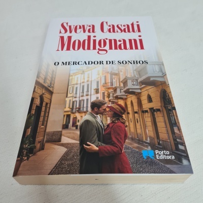 Livro O MERCADOR DE SONHOS de Sveva Casati Modignani com casal numa rua antiga