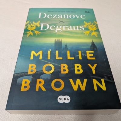 Millie Bobby Brown - Dezanove Degraus