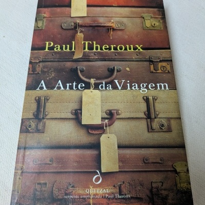 Capa de livro com malas antigas e texto