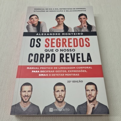 Capa do livro 'Os Segredos que o Nosso Corpo Revela' com imagens de três pessoas fazendo gestos e expressões diversas