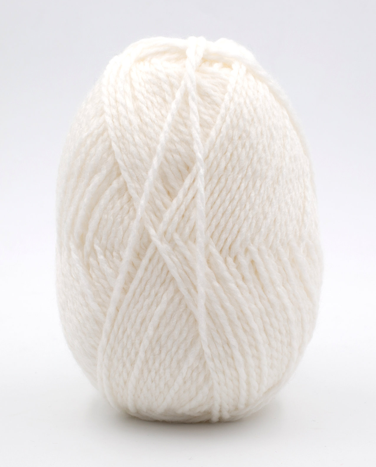 Novelo de lã branca com textura macia