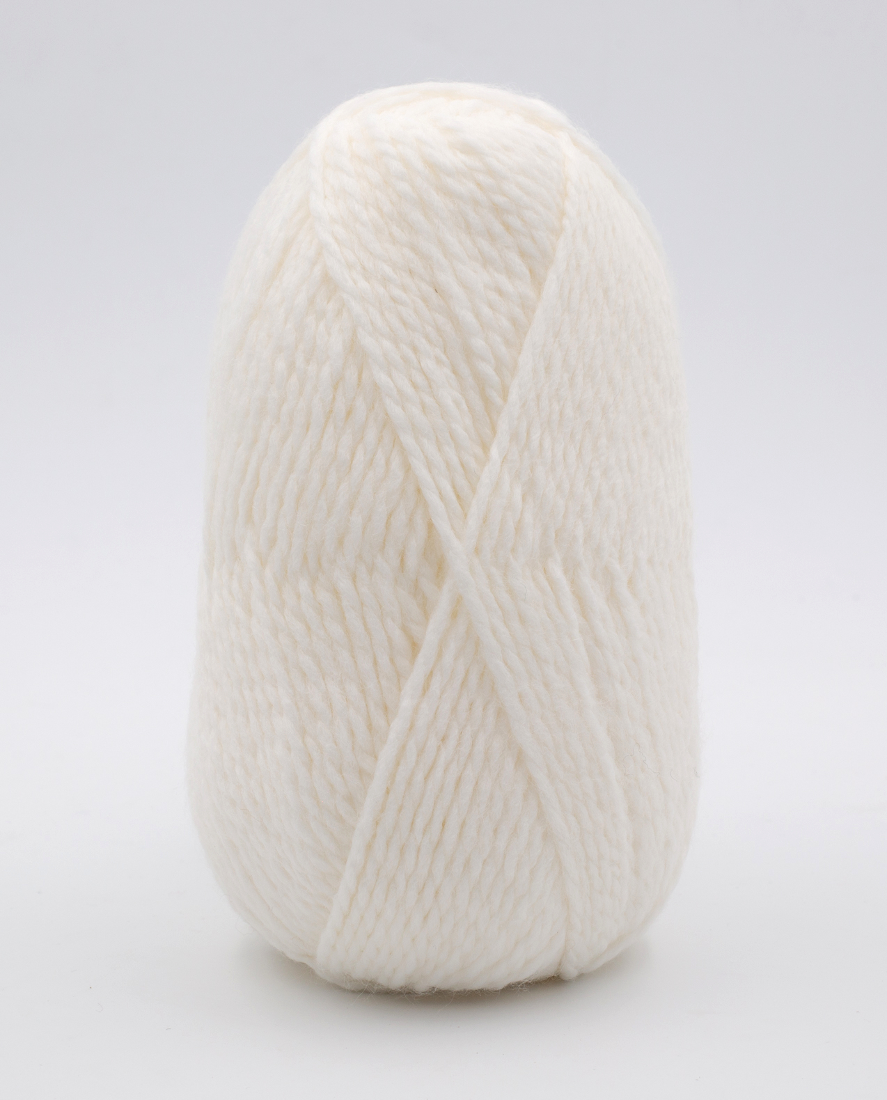 Novelo de fio grosso branco com textura trançada