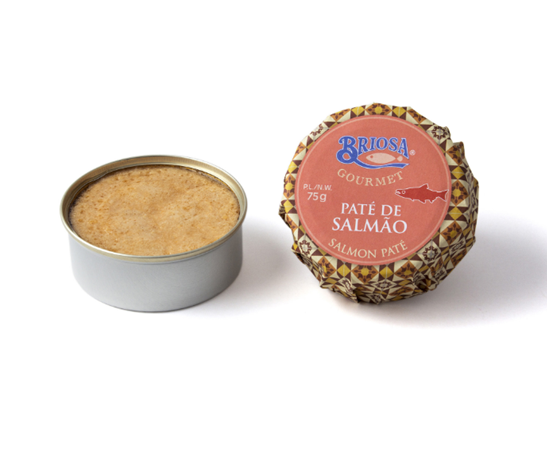 Duas latas de paté de salmão, uma aberta e outra embalada com rótulo vermelho e padrão geométrico