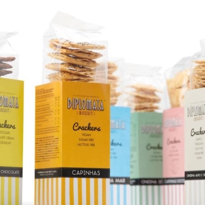Embalagens transparentes de bolachas DIPLOMATA com etiquetas coloridas e texto em português