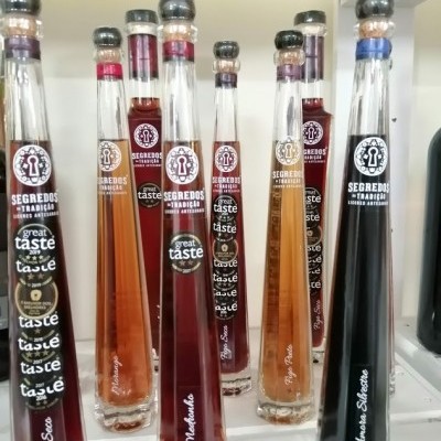 LICORES, AGUARDENTE e GIN - Ao avançar assume sob compromisso que tem idade legal para consumo de bebidas alcoólicas no seu país de residência.