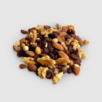 Mistura de frutos secos e frutas secas sobre fundo branco