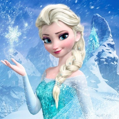 Imagem da personagem Elsa do filme Frozen em ambiente de inverno nevado