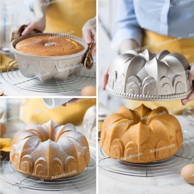 Forma de bolo bundt em metal com bolo dourado desenformado em grelha numa bancada de cozinha