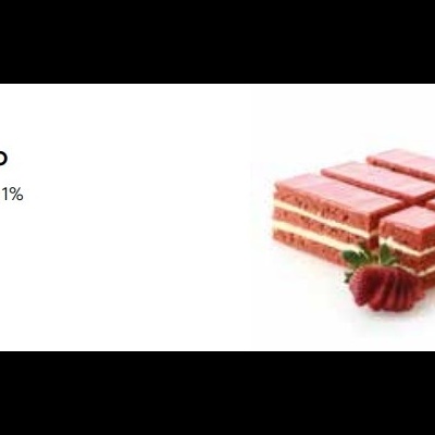 Bolo Morango em camadas cor-de-rosa com morangos frescos ao lado