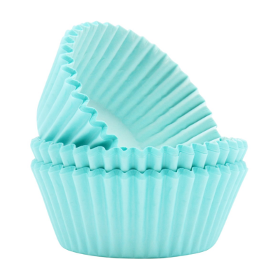 Forminhas para cupcakes em papel azul claro empilhadas